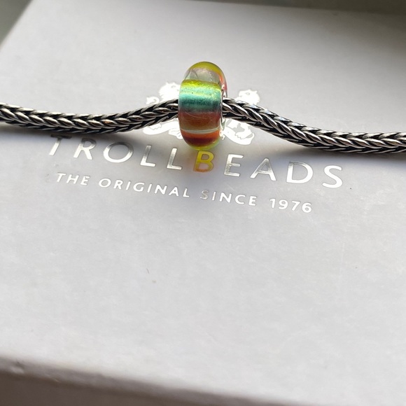 Rainbow Trollbead (RARE, Retired) - Picture 1 of 3